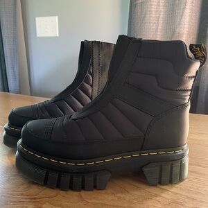 Dr. Martens Andrick Chelsea quilted Black Sz 8. New in box